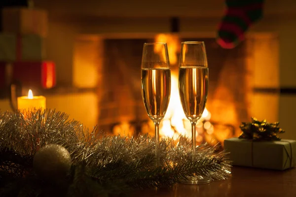 Şöminenin Önünde Iki Kadeh Şampanya Yeni Yıl Noel — Stok fotoğraf