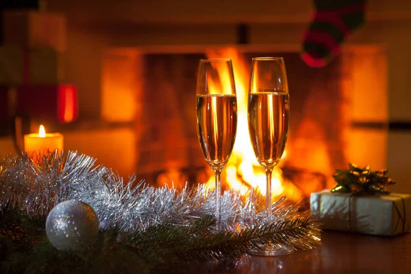 Şöminenin Önünde Iki Kadeh Şampanya Yeni Yıl Noel — Stok fotoğraf