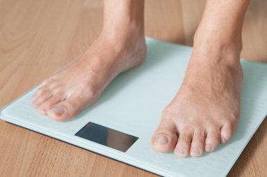 Bacakları terazide. Ağırlığı kontrol ediyorum. Zayıflıyor..