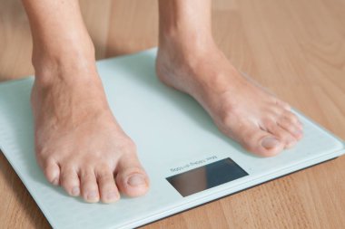 Bacakları terazide. Ağırlığı kontrol ediyorum. Zayıflıyor..