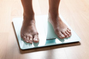 Bacakları terazide. Ağırlığı kontrol ediyorum. Zayıflıyor..