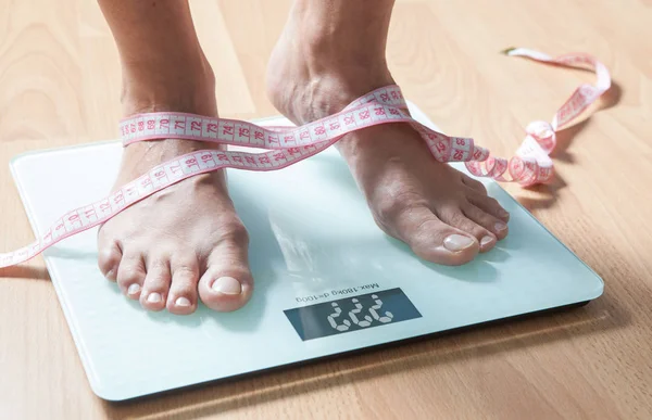 Bacakları terazide. Ağırlığı kontrol ediyorum. Zayıflıyor..