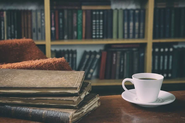 Γλυκές Στιγμές Χαλάρωσης Βιβλία Και Ένα Φλιτζάνι Καφέ Ένας Άντρας — Φωτογραφία Αρχείου