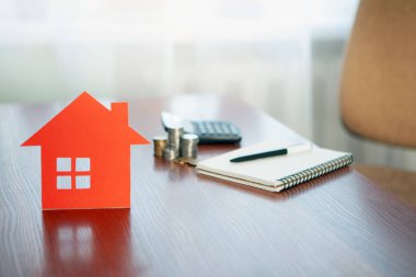 Ev alıp satmak ve emlak fiyatları. Kavram. Kirayı hesaplamak için hesap makinesi kullanan adam.