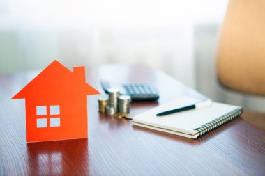Ev alıp satmak ve emlak fiyatları. Kavram. Kirayı hesaplamak için hesap makinesi kullanan adam.