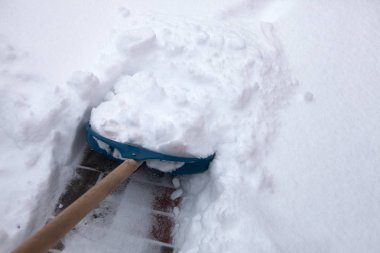 Kışın karları kürekle temizlemek.