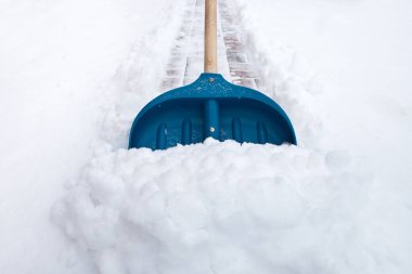 Kışın karları kürekle temizlemek.