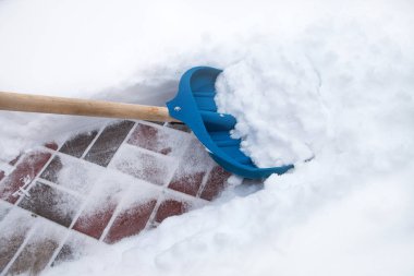 Kışın karları kürekle temizlemek.