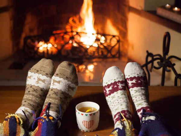 Mann Und Frau Warmen Stricksocken Mit Heißen Punsch Vor Dem — Stockfoto