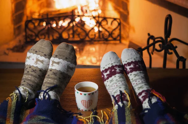 Mann Und Frau Warmen Stricksocken Mit Heißen Punsch Vor Dem — Stockfoto