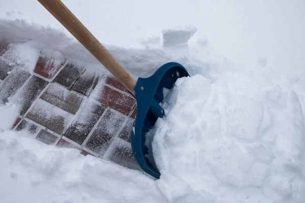 Καθαρισμός Χιονιού Φτυάρι Την Ημέρα Του Χειμώνα — Φωτογραφία Αρχείου