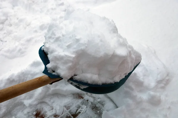 冬の日にシャベルで雪をきれいにする — ストック写真