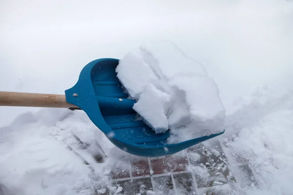 冬の日にシャベルで雪をきれいにする — ストック写真