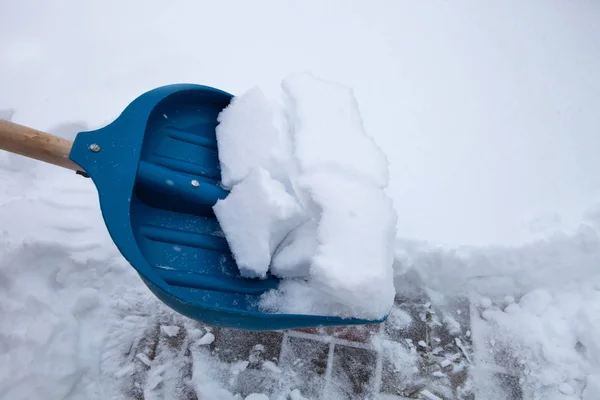 Pulizia Neve Con Pala Nella Giornata Invernale — Foto Stock