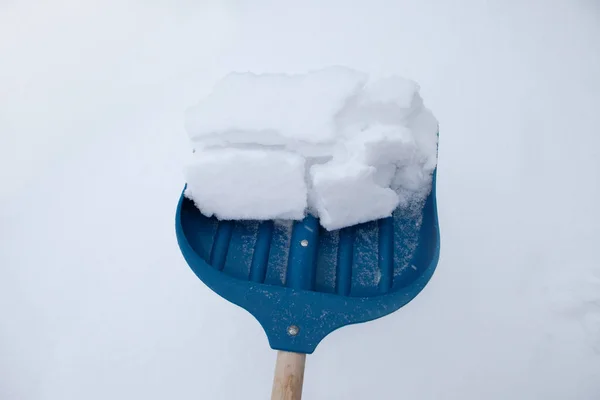 Kışın Karları Kürekle Temizlemek — Stok fotoğraf