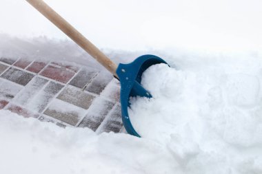 Kışın karları kürekle temizlemek.