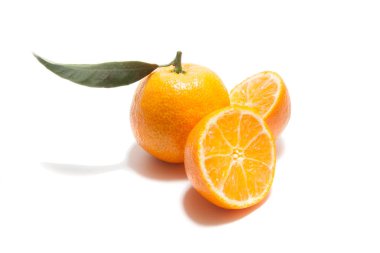 Beyaz arkaplanda mandalina