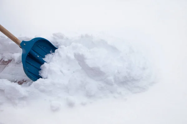 Sneeuw Schoonmaken Met Schep Winterdag — Stockfoto