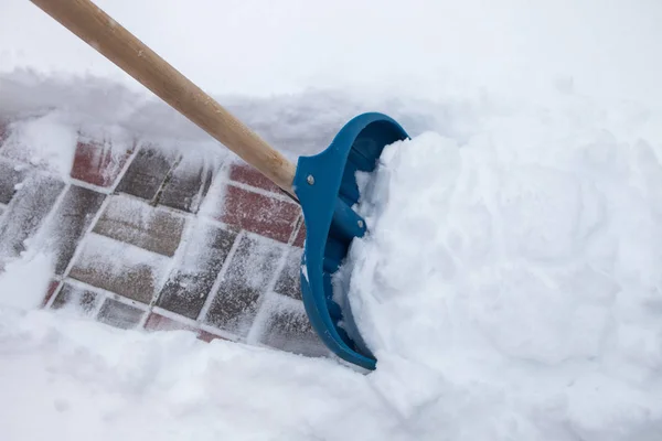 Прибирання Снігу Лопатою Зимовий День — стокове фото