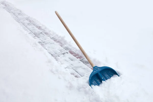 Καθαρισμός Χιονιού Φτυάρι Την Ημέρα Του Χειμώνα — Φωτογραφία Αρχείου