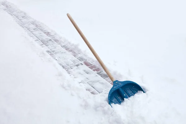 Czyszczenie Śniegu Łopatą Zimowy Dzień — Zdjęcie stockowe