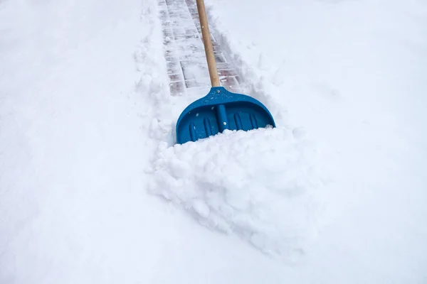 Rengöring Snö Med Spade Vinterdagen — Stockfoto