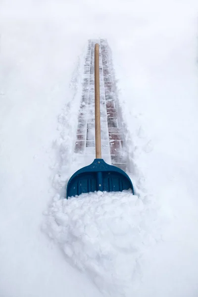 Sneeuw Schoonmaken Met Schep Winterdag — Stockfoto