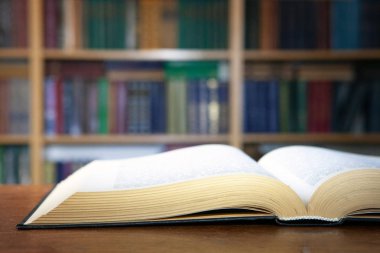 Kütüphanedeki eski kitaplar.