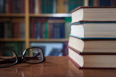 Kütüphanedeki eski kitaplar.