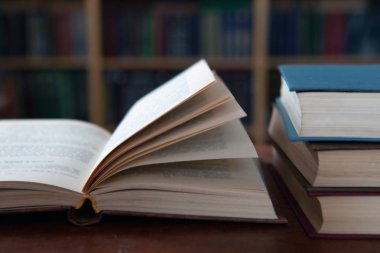 Kütüphanedeki eski kitaplar.