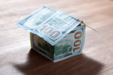Dolarlık ev. Nakit. Bir stüdyoda.