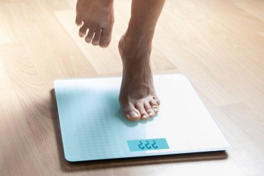 Bacakları terazide. Ağırlığı kontrol ediyorum. Zayıflıyor..