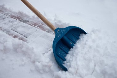 Kışın karları kürekle temizlemek.