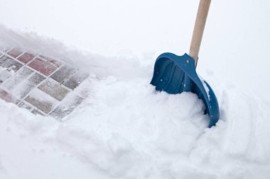 Kışın karları kürekle temizlemek.