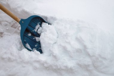 Kışın karları kürekle temizlemek.