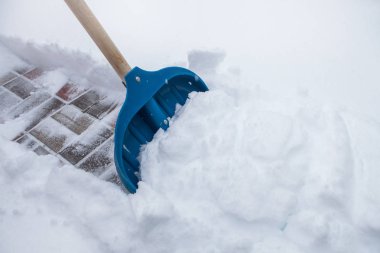 Kışın karları kürekle temizlemek.