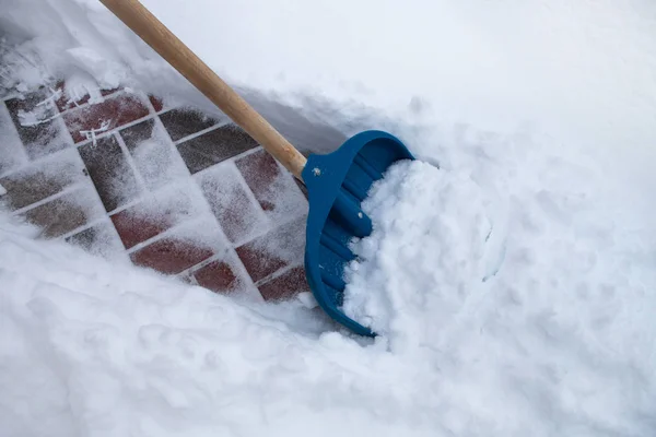 Pulizia Neve Con Pala Nella Giornata Invernale — Foto Stock