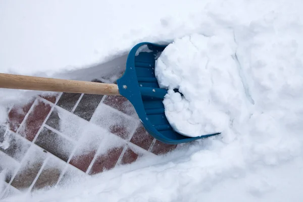 Sneeuw Schoonmaken Met Schep Winterdag — Stockfoto