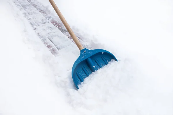 冬の日にシャベルで雪をきれいにする — ストック写真