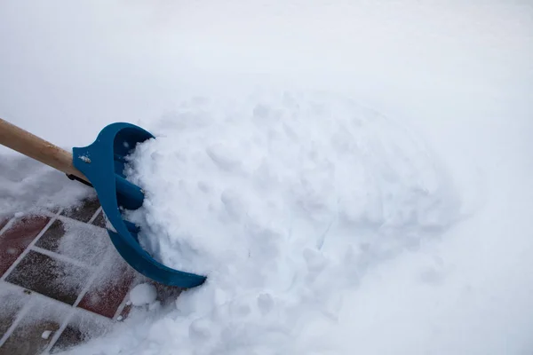 冬の日にシャベルで雪をきれいにする — ストック写真