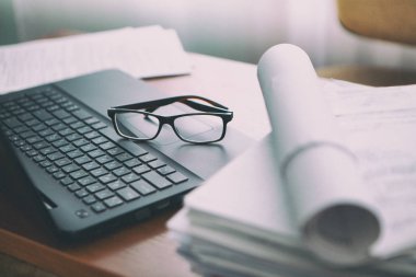 Ofis Masası bilgisayar kağıt raporları bir yığın iş formları