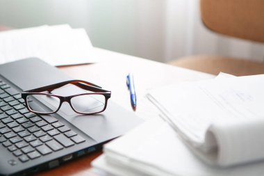 Ofis Masası bilgisayar kağıt raporları bir yığın iş formları