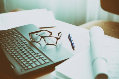 Ofis Masası bilgisayar kağıt raporları bir yığın iş formları