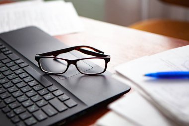 Ofis Masası bilgisayar kağıt raporları bir yığın iş formları