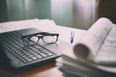 Ofis Masası bilgisayar kağıt raporları bir yığın iş formları