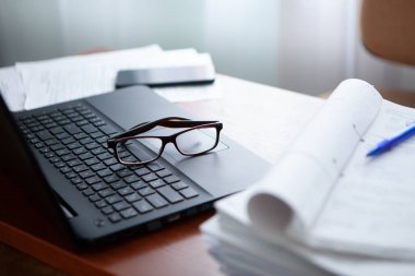 Ofis Masası bilgisayar kağıt raporları bir yığın iş formları