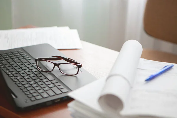 Escritorio Oficina Una Pila Informes Papel Computadora Formularios Trabajo — Foto de Stock