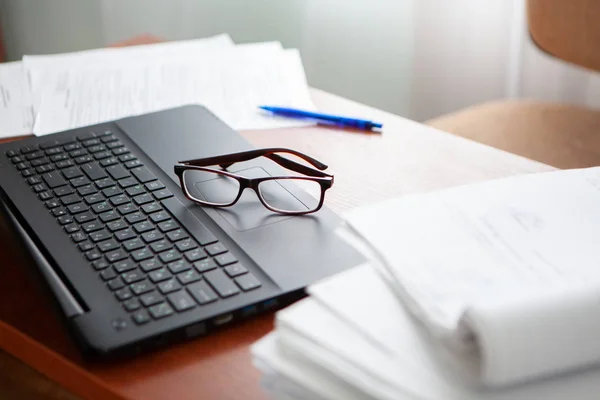 Escritorio Oficina Una Pila Informes Papel Computadora Formularios Trabajo — Foto de Stock