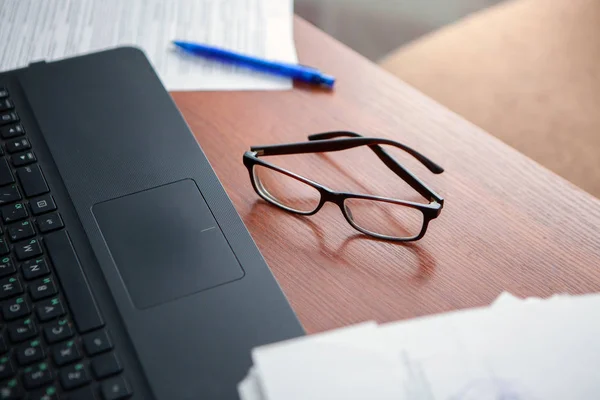 Escritorio Oficina Una Pila Informes Papel Computadora Formularios Trabajo — Foto de Stock