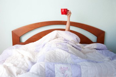 Sabah kahvesi yatakta.